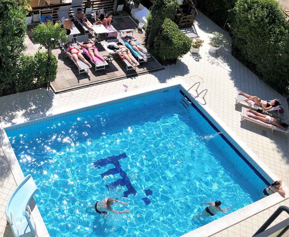 Hotel Marzia Con Piscina Riccione Ngoại thất bức ảnh