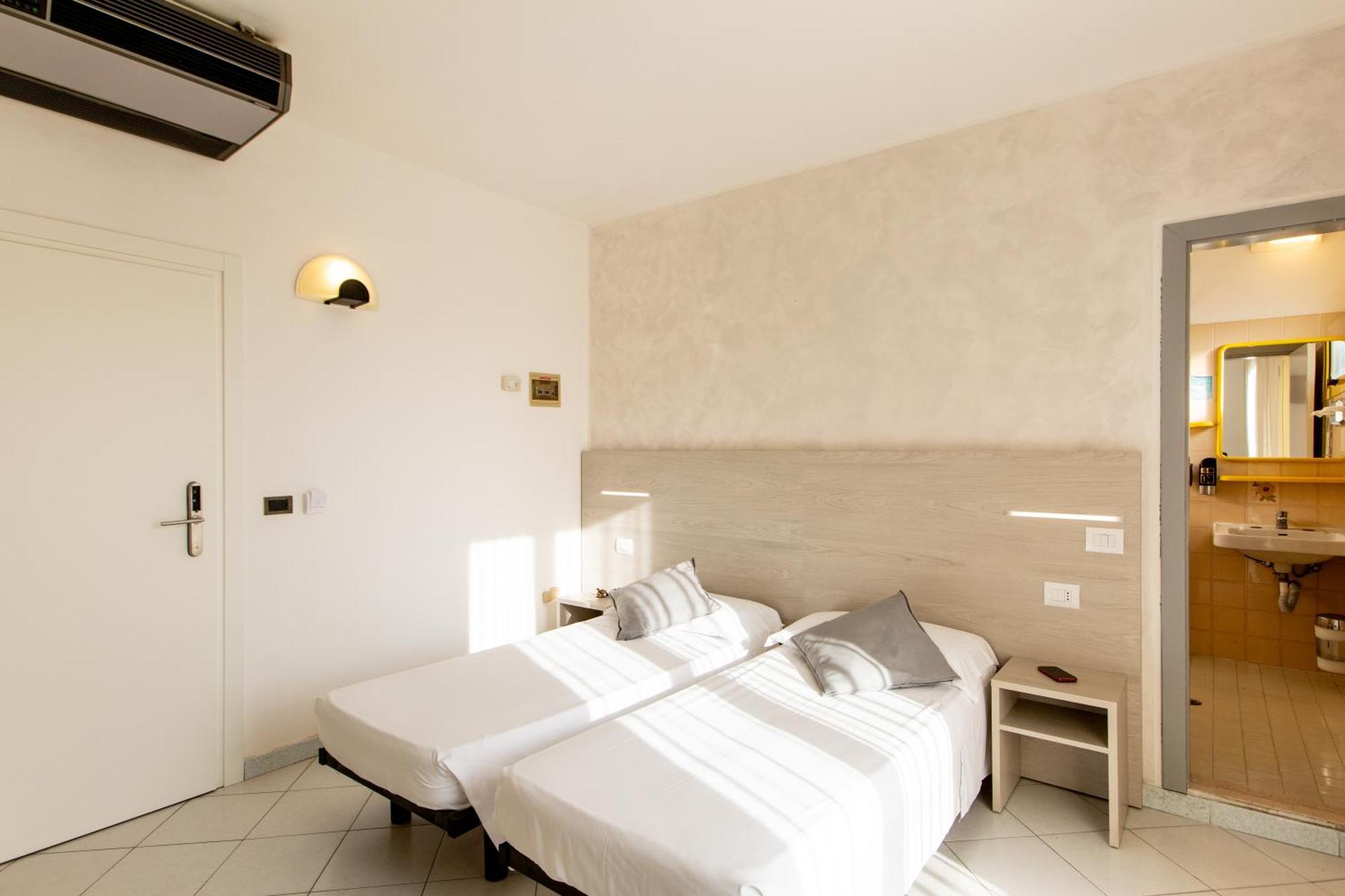 Hotel Marzia Con Piscina Riccione Ngoại thất bức ảnh