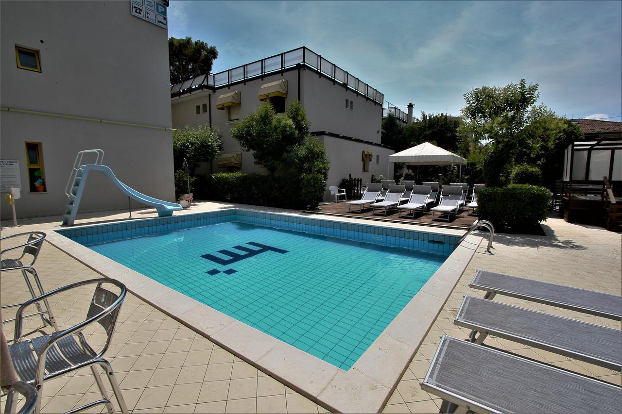 Hotel Marzia Con Piscina Riccione Ngoại thất bức ảnh