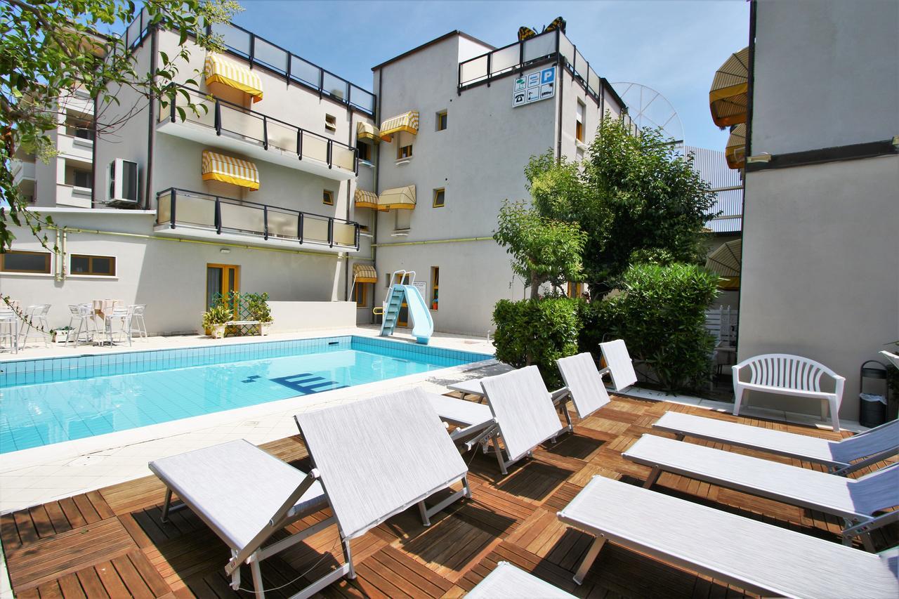 Hotel Marzia Con Piscina Riccione Ngoại thất bức ảnh