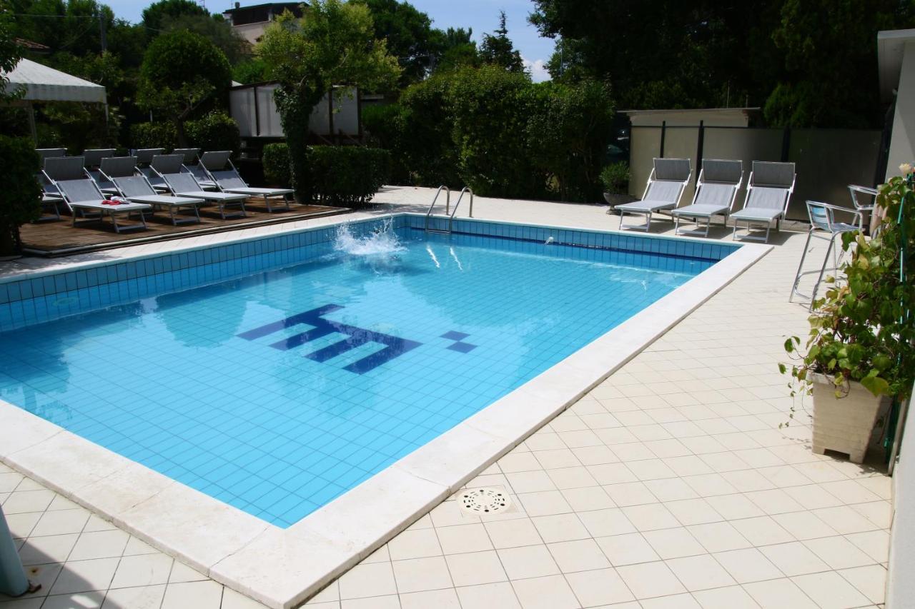 Hotel Marzia Con Piscina Riccione Ngoại thất bức ảnh