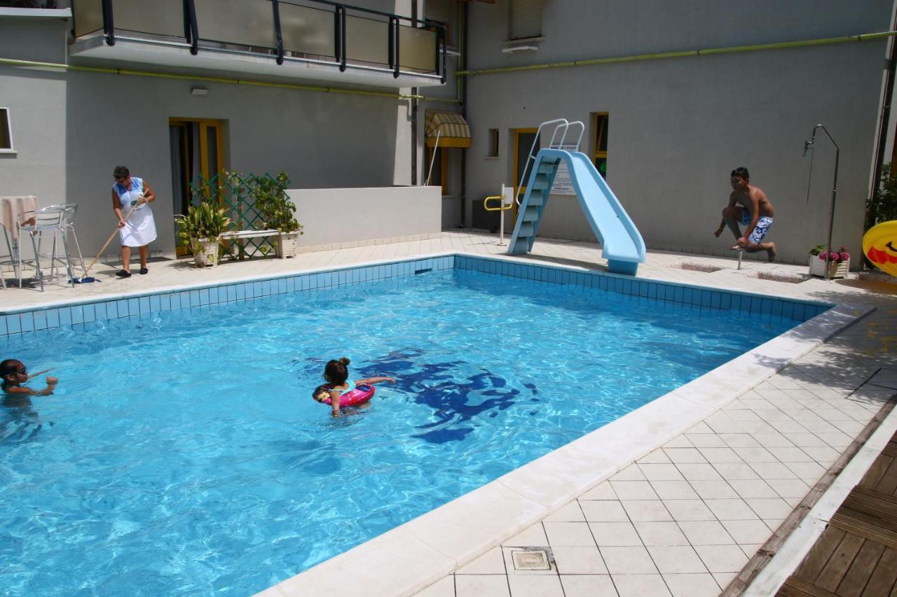Hotel Marzia Con Piscina Riccione Ngoại thất bức ảnh