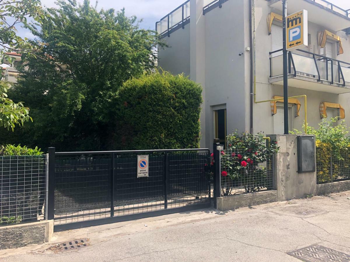 Hotel Marzia Con Piscina Riccione Ngoại thất bức ảnh