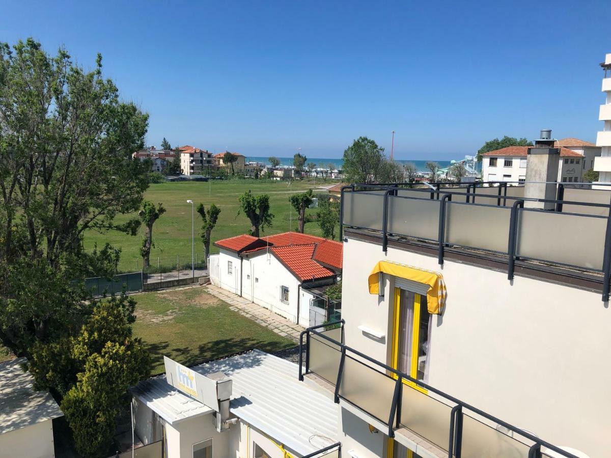 Hotel Marzia Con Piscina Riccione Ngoại thất bức ảnh