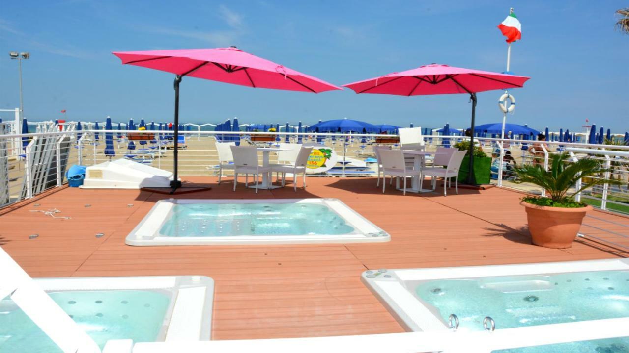 Hotel Marzia Con Piscina Riccione Ngoại thất bức ảnh