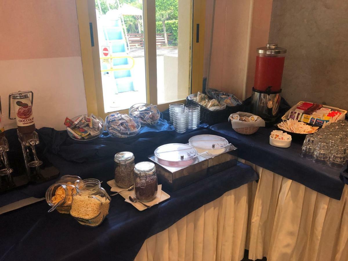 Hotel Marzia Con Piscina Riccione Ngoại thất bức ảnh