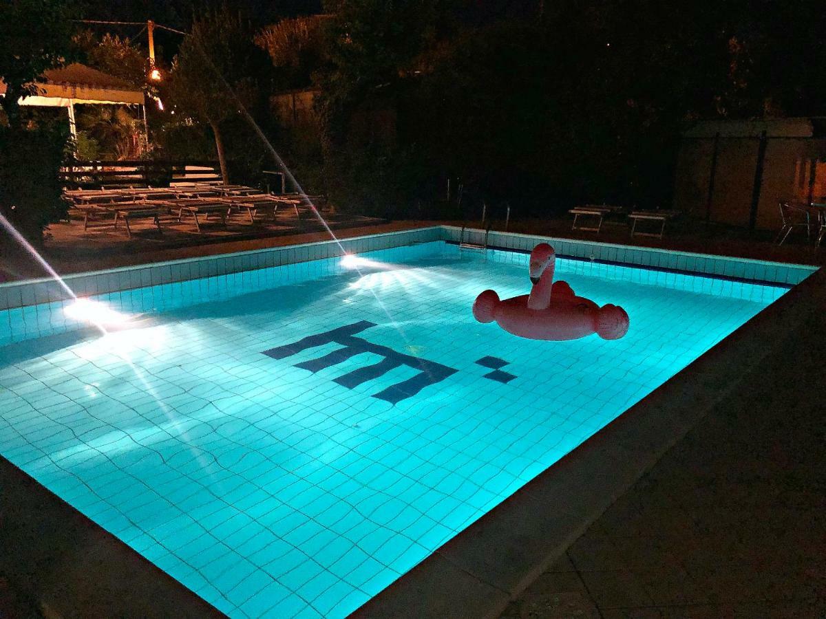 Hotel Marzia Con Piscina Riccione Ngoại thất bức ảnh